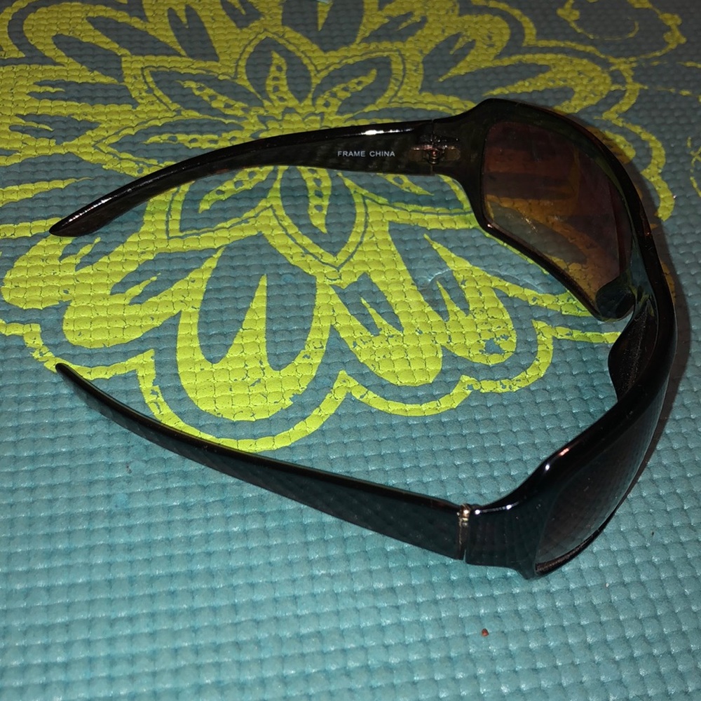 Sunglasses - Picture 3 of 4